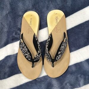 TOMS SIZE 7 flip flop like new only wore a couple times